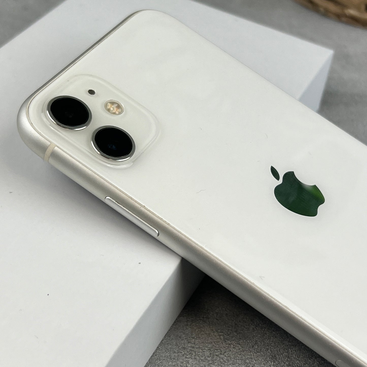 Apple iPhone 11 in White