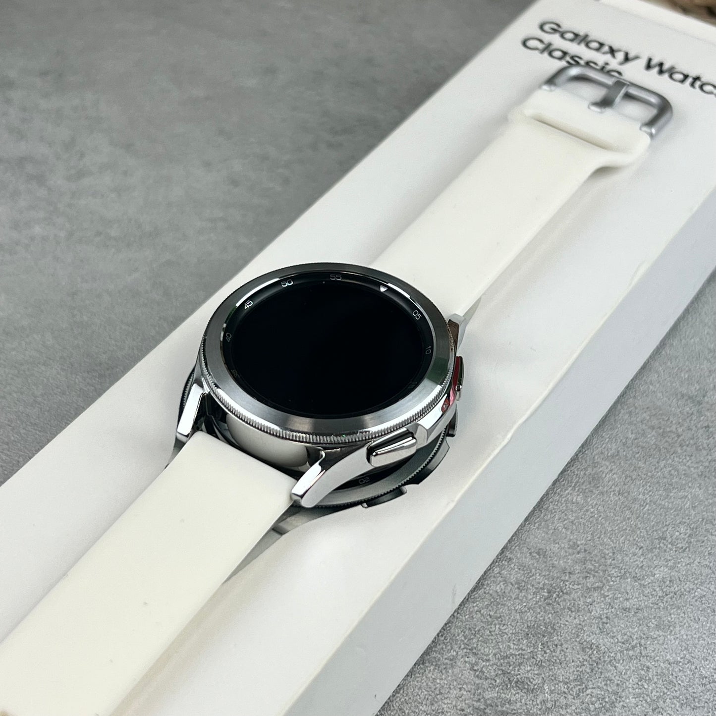 Samsung Galaxy Watch4 Classic 42mm in Silver