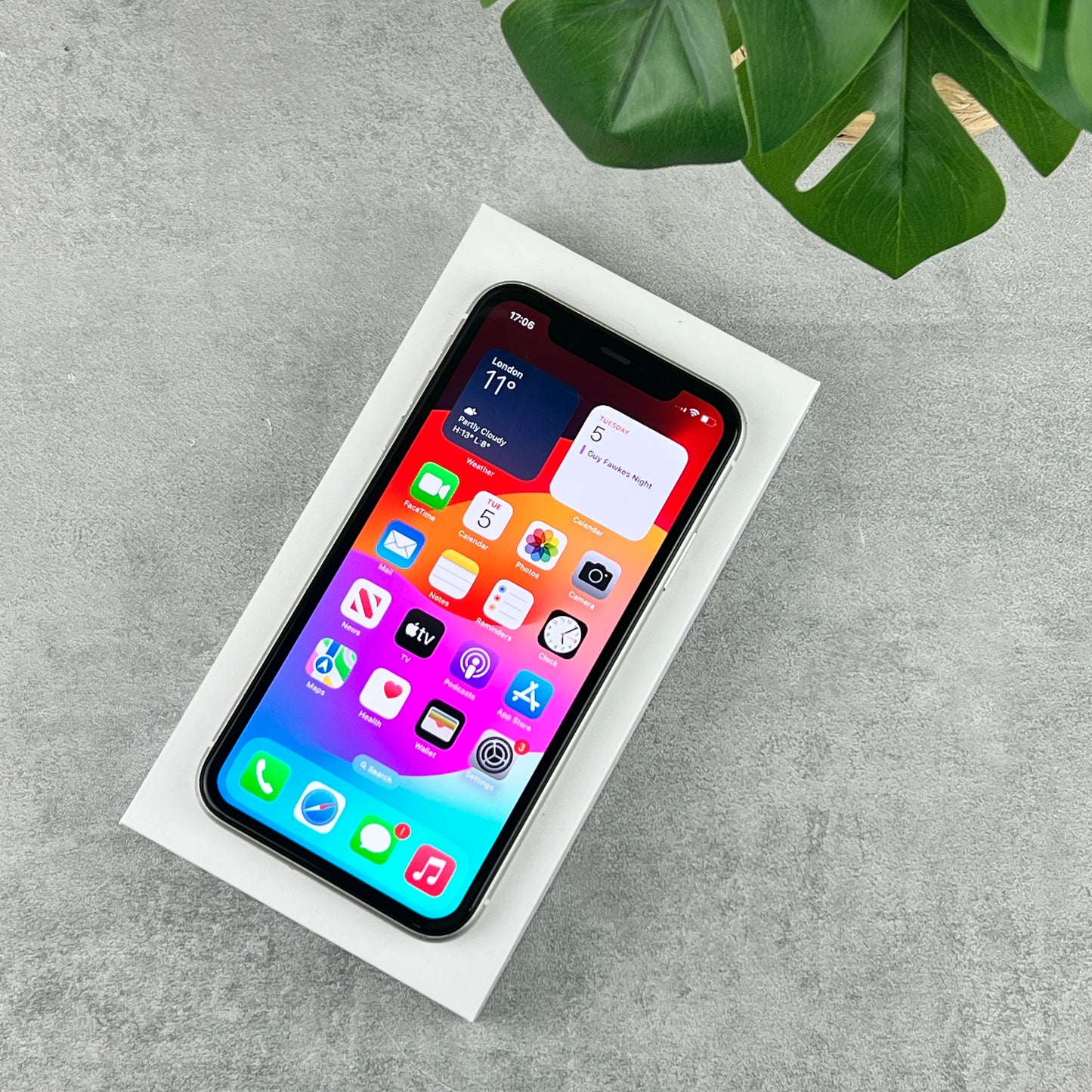 Apple iPhone 11 in White